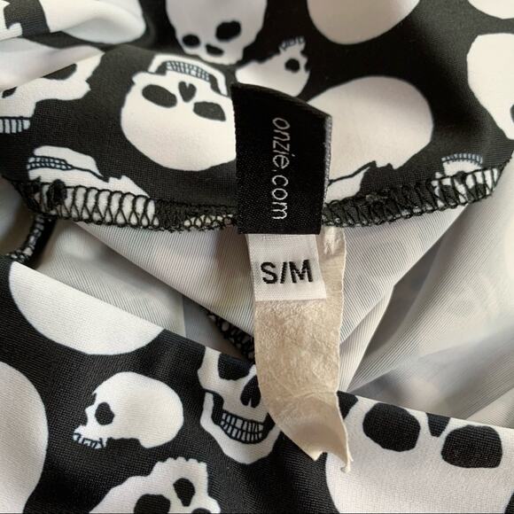 Onzie Black Skull Cropped Athletic Legging Pants - Picture 10 of 10